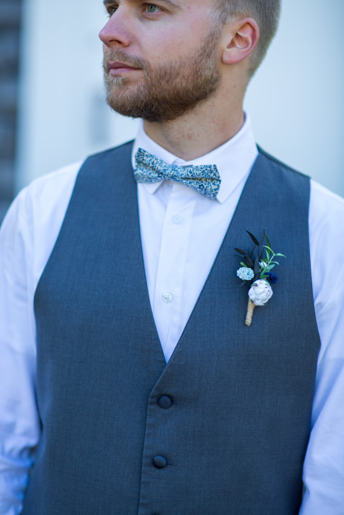 close up of the groom and his tie and boutonnière 