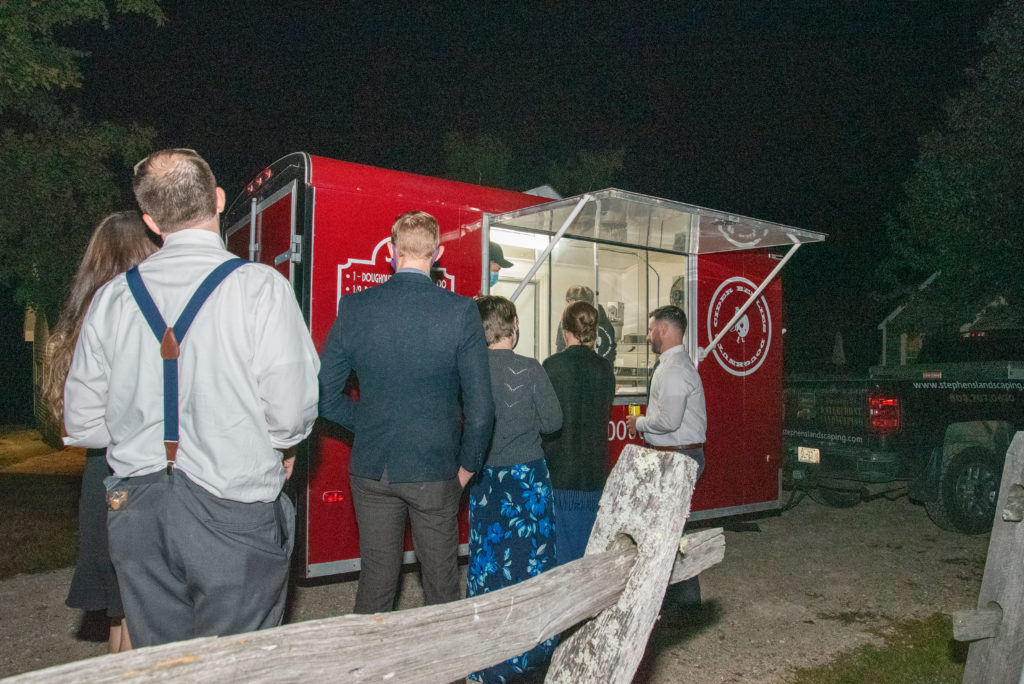 line of wedding guests at the donut food truck 