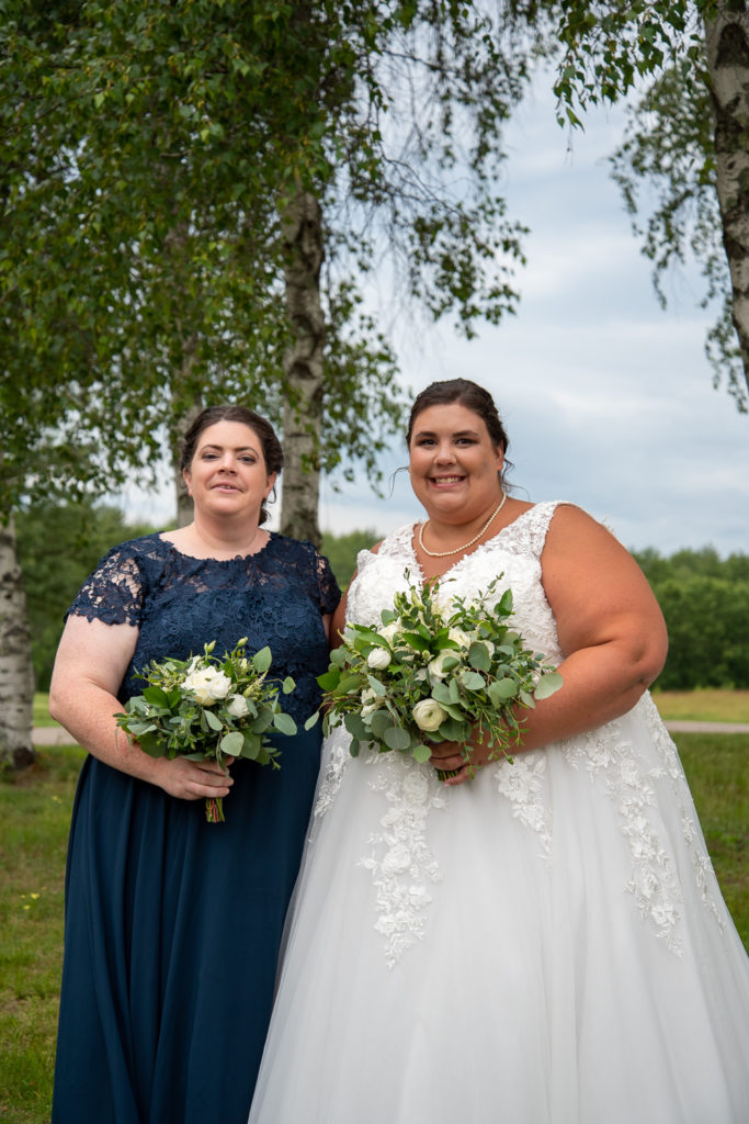 bride with her sister at Stonebridge Country club on the golf course