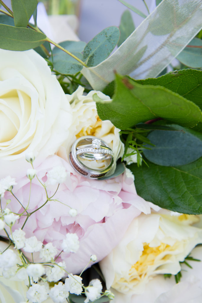 wedding rings bouquet