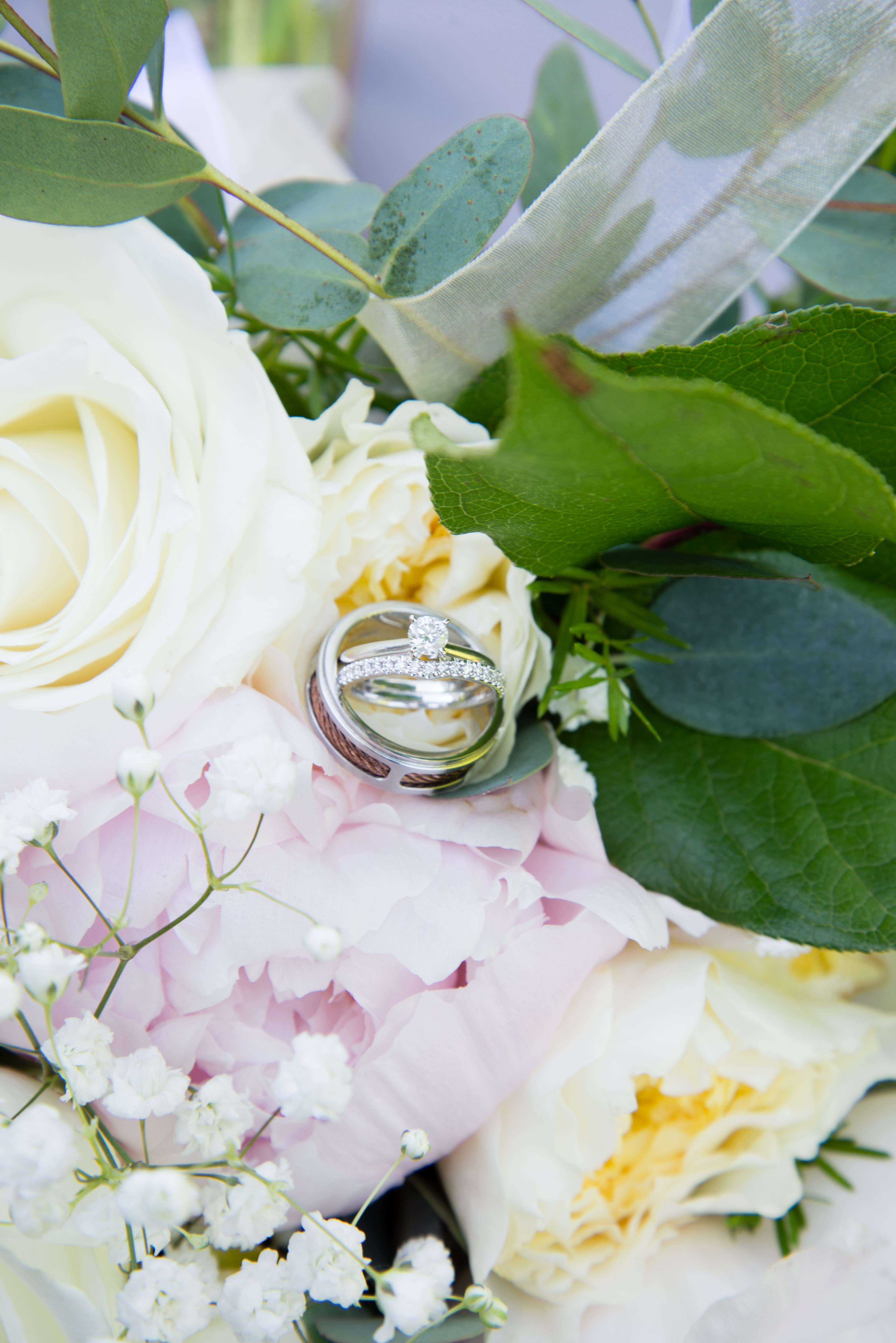 wedding rings bouquet